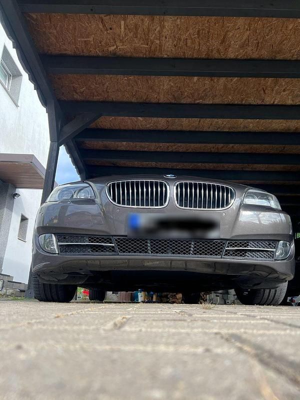 Gebraucht BMW 530 258 PS (189 kW) 2012 Braun Limousine
