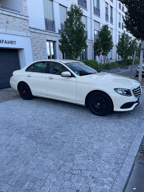Gelb Gebraucht 2018 Mercedes E200 Limousine | 15.000 € - Bild 1/4