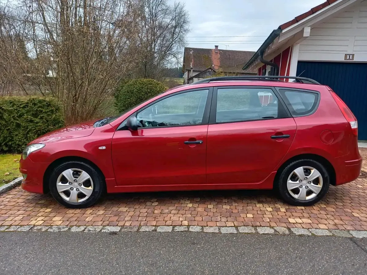 Gebraucht Hyundai i30 109 PS (80 kW) 2012 Rot Kombi
