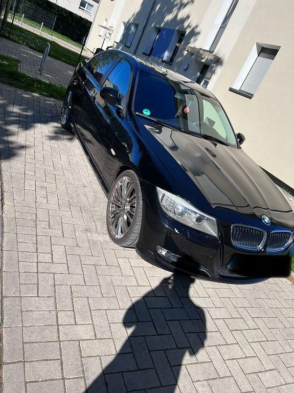 Schwarz Gebraucht 2011 BMW 320 Limousine | 4.900 € (Guter Preis) - Bild 1/4