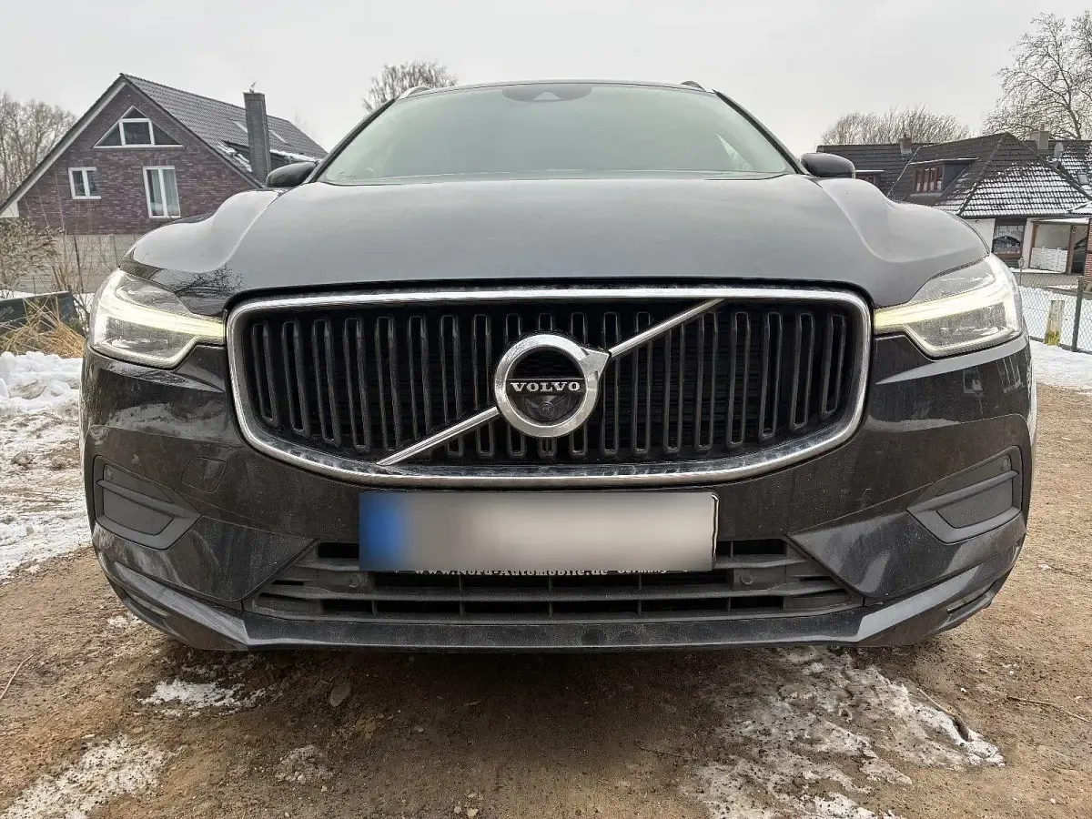 Gebraucht Volvo XC60 Momentum 150 PS (110 kW) 2020 Schwarz SUV