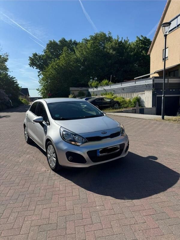 Silber Gebraucht 2014 Kia Rio Spirit Limousine | 7.100 € (Guter Preis) - Bild 1/4