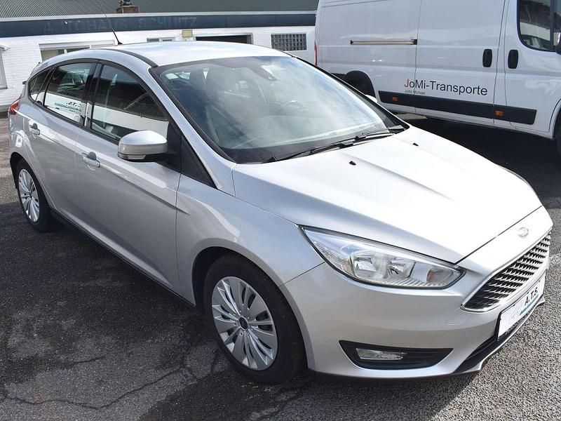 Gebraucht Ford Focus Trend 95 PS (69 kW) 2016 Polarsilber metallic Limousine