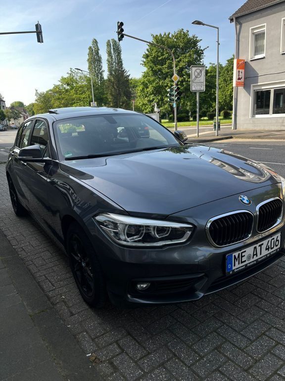 Grau Gebraucht 2018 BMW 118 Advantage Kleinwagen | 13.400 € (Fairer Preis) - Bild 1/4