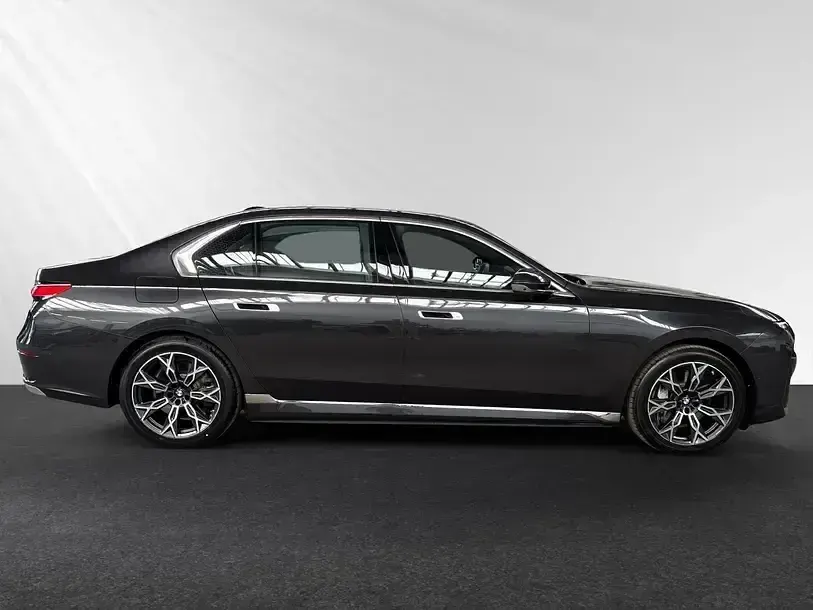 Gebraucht BMW 750e Sport Line 489 PS (359 kW) 2025 Sophistograu brillanteffekt metallic Limousine