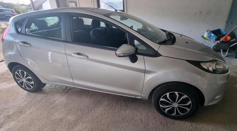 Silber Gebraucht 2010 Ford Fiesta Kleinwagen | 3.600 € (Guter Preis) - Bild 1/4