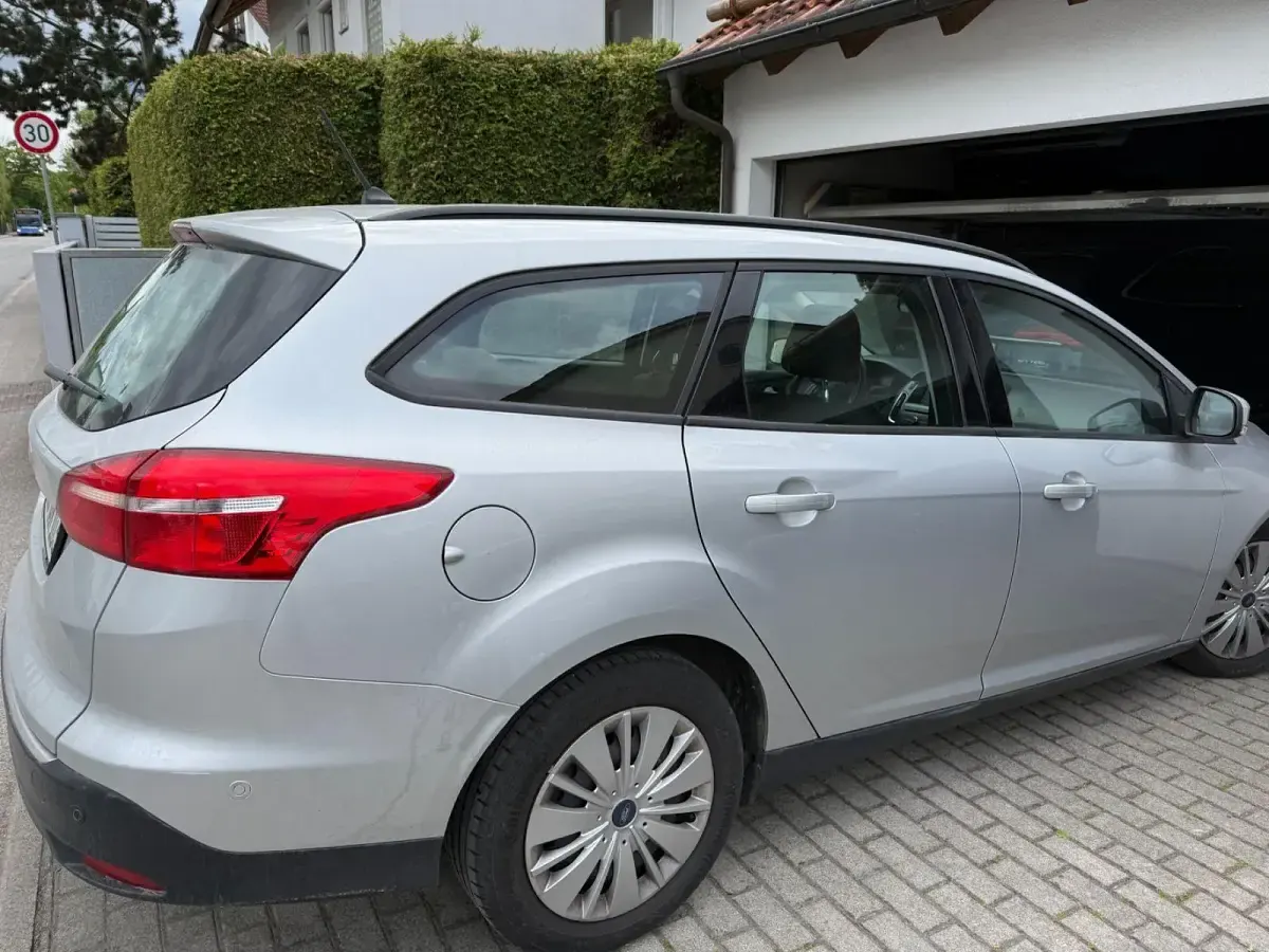 Usado Ford Focus Trend 120 CV (88 kW) 2017 Plateado Berlina