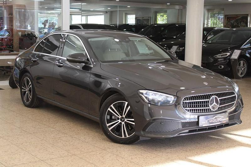 Grau Gebraucht 2020 Mercedes E220 Exclusive Limousine | 32.490 € (Teuer) - Bild 1/4