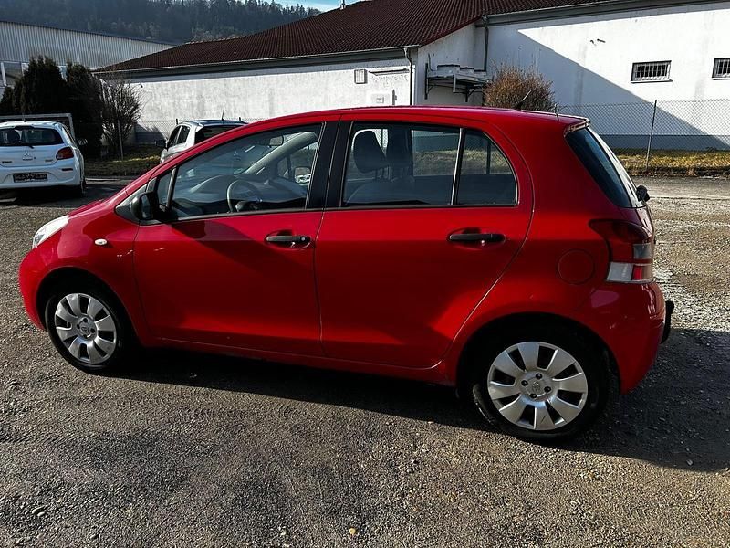 Gebraucht Toyota Yaris 69 PS (50 kW) 2010 Rot Kleinwagen