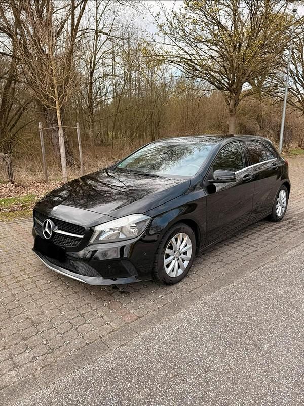 Gebraucht Mercedes A180 122 PS (89 kW) 2016 Schwarz Kleinwagen