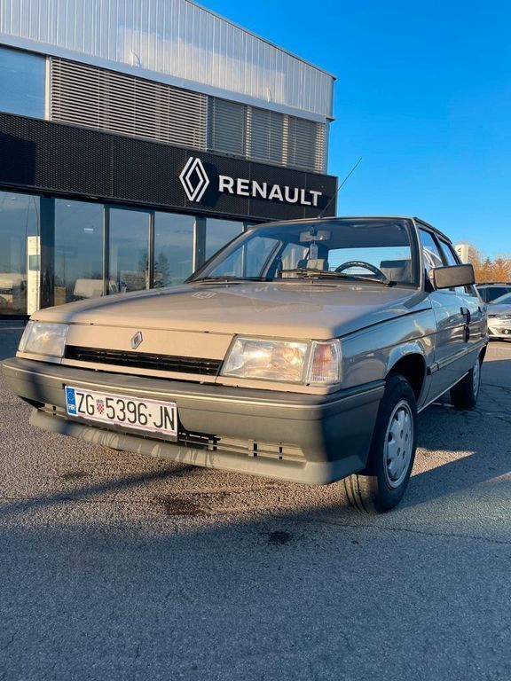 Beige Gebraucht 1988 Renault R9 Limousine | 8.500 € - Bild 1/4