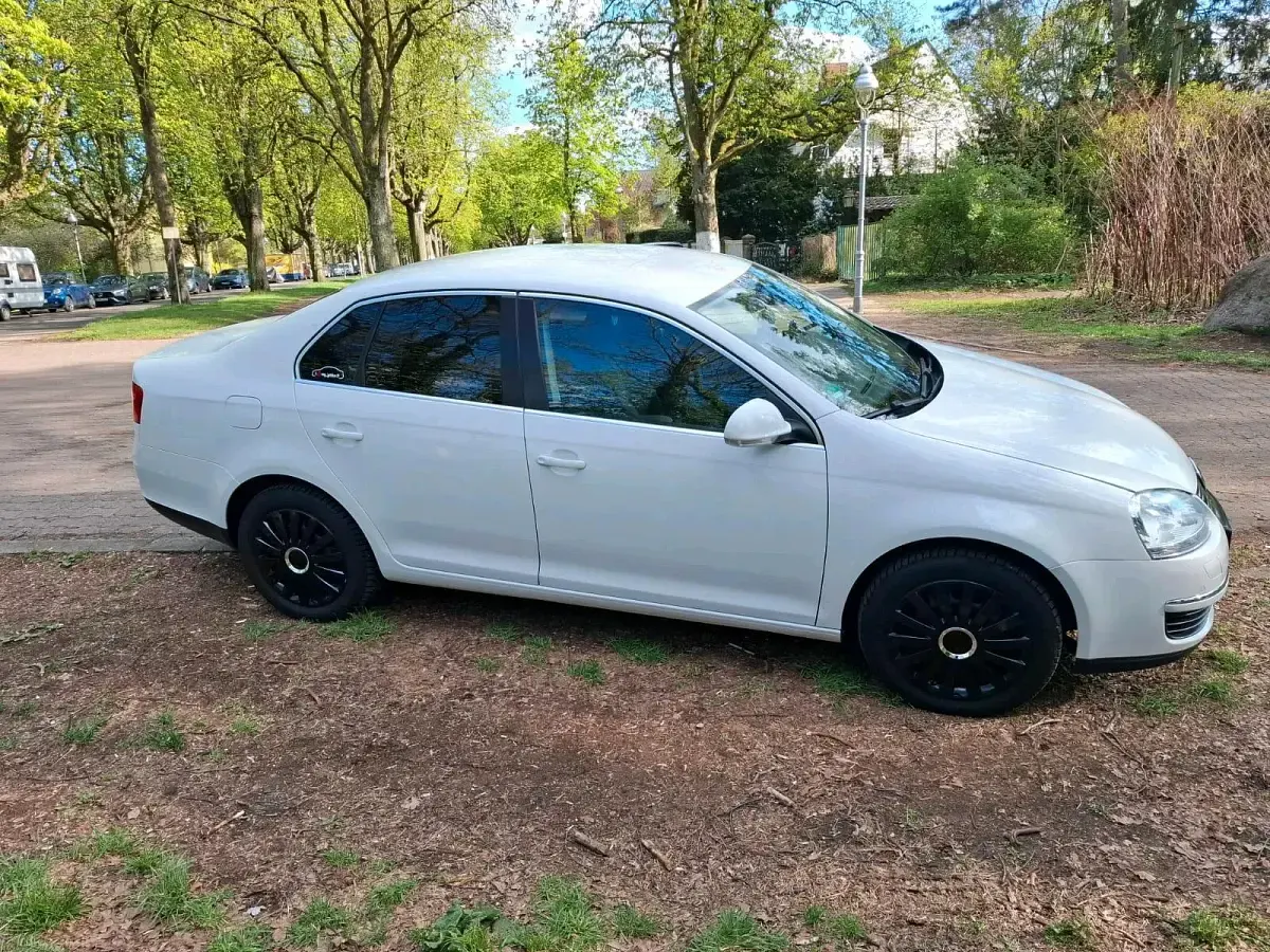 Gebraucht VW Jetta 122 PS (89 kW) 2009 Weiß Limousine
