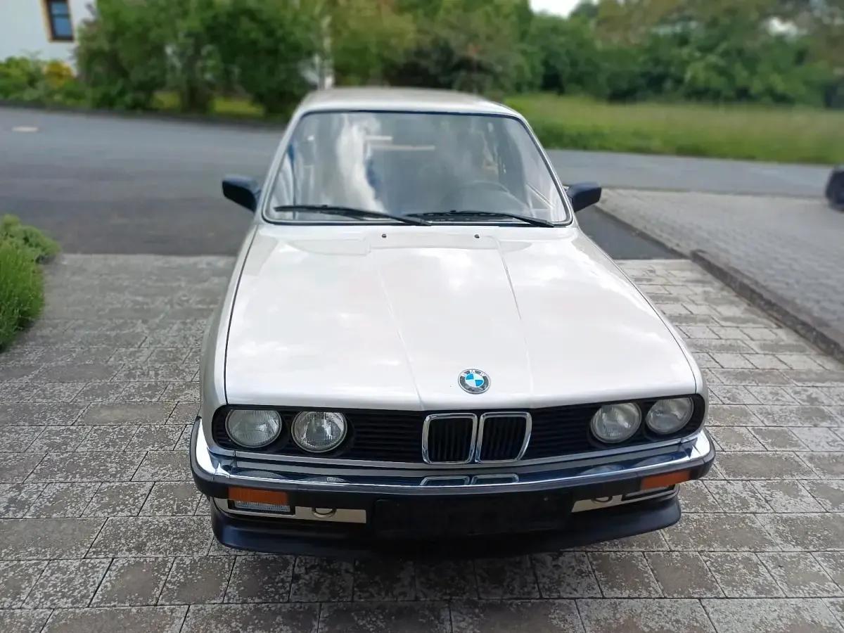 Używany BMW 320 129 KM (94 kW) 1986 Złoty Sedan/Limuzyna