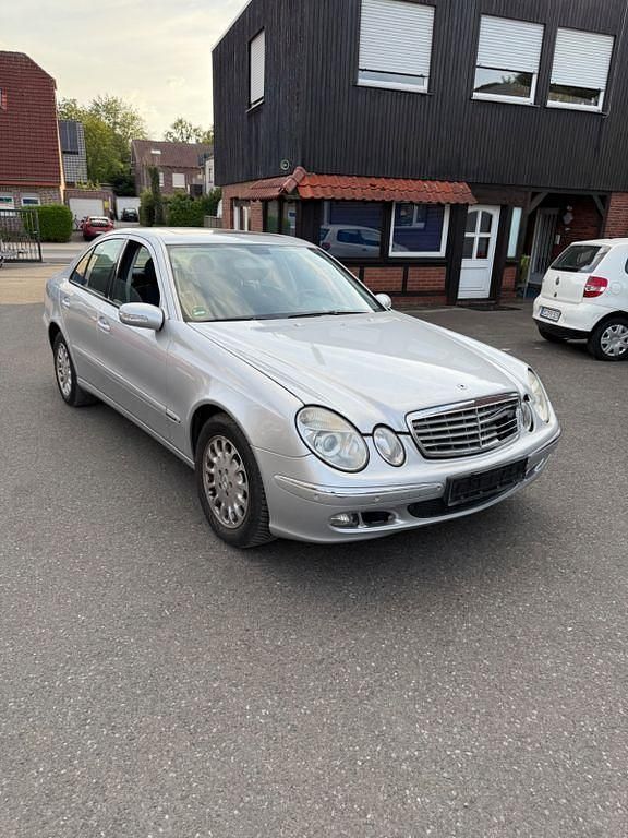 Silber Gebraucht 2005 Mercedes E220 Elegance Limousine | 3.800 € - Bild 1/4