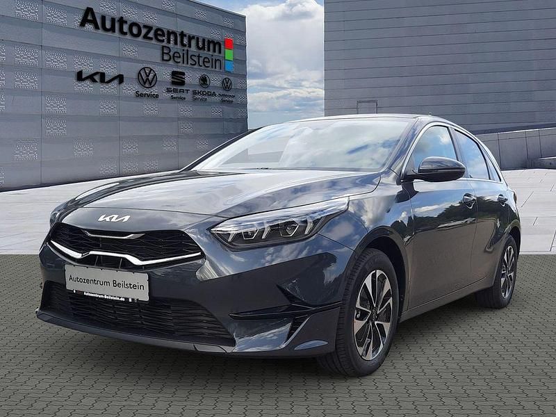 Neu Kia Ceed 140 PS (102 kW) 2025 Grau Kleinwagen