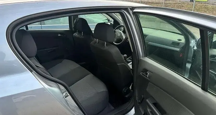 Używany Opel Astra 90 KM (66 kW) 2006 Niebieski Hatchback