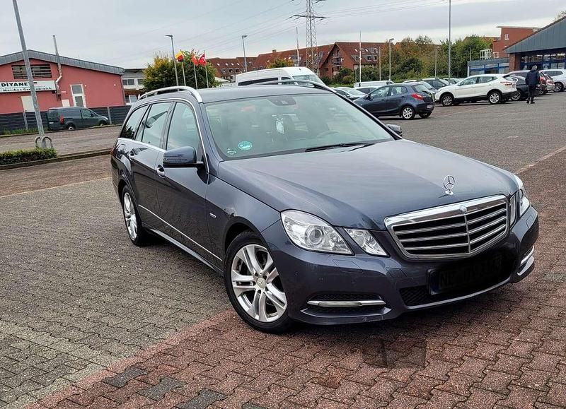 Grau Gebraucht 2010 Mercedes 300 Kombi | 7.000 € - Bild 1/4