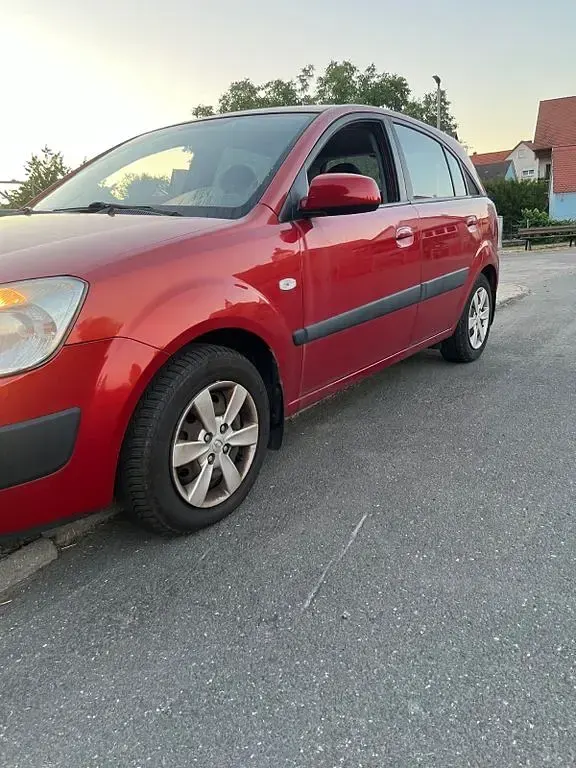 Gebraucht Kia Rio Attract 97 PS (71 kW) 2009 Rot Limousine