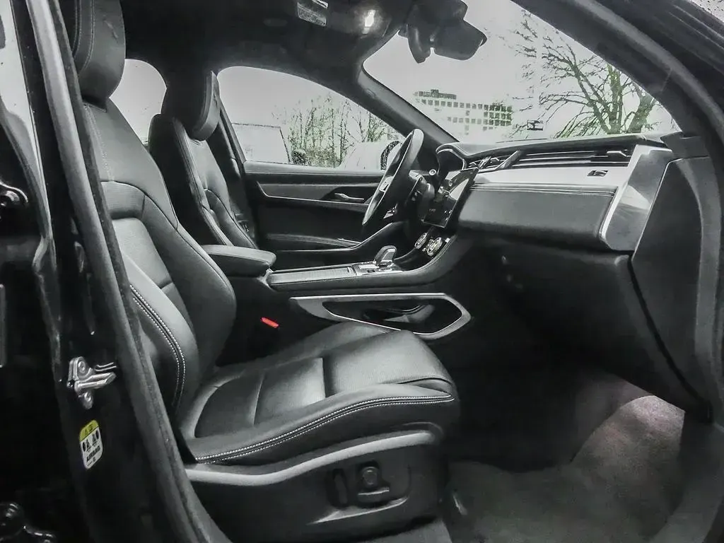 Gebraucht Jaguar F-Pace R-Dynamic 409 PS (300 kW) 2023 Santorini black SUV