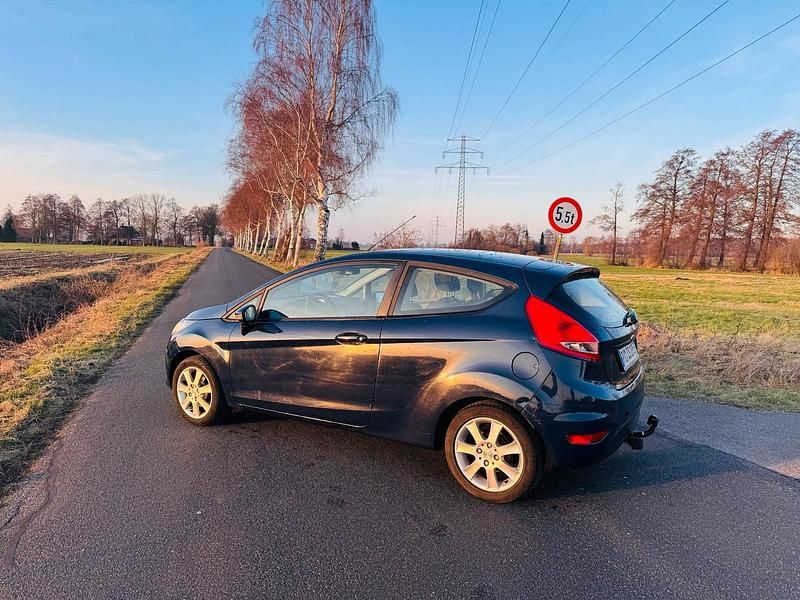 Gebraucht Ford Fiesta 60 PS (44 kW) 2011 Blau Kleinwagen