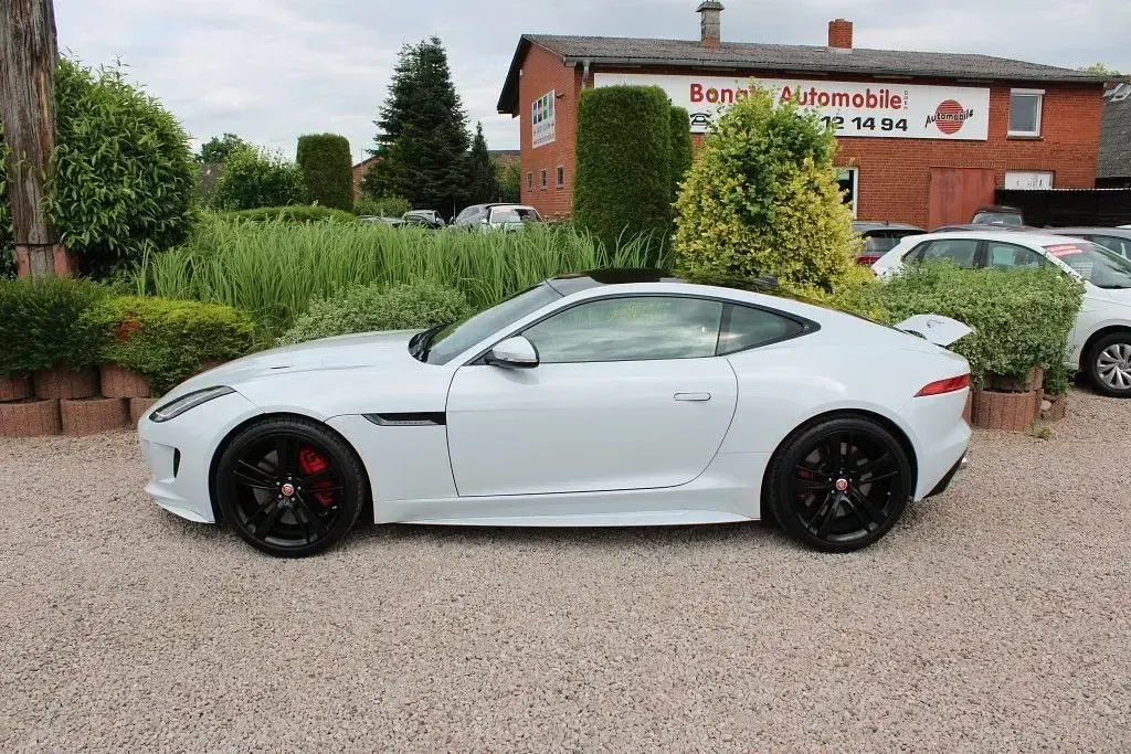 Używany Jaguar F-Type R 551 KM (405 kW) 2017 Biały Coupe