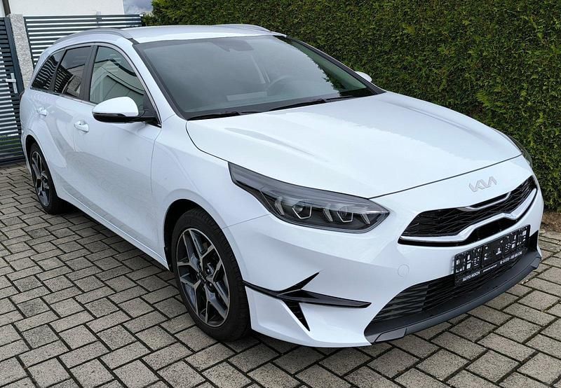 (wd) casa white s Gebraucht 2024 Kia Ceed Sportswagon Vision Kombi | 22.999 € (Superpreis) - Bild 1/4