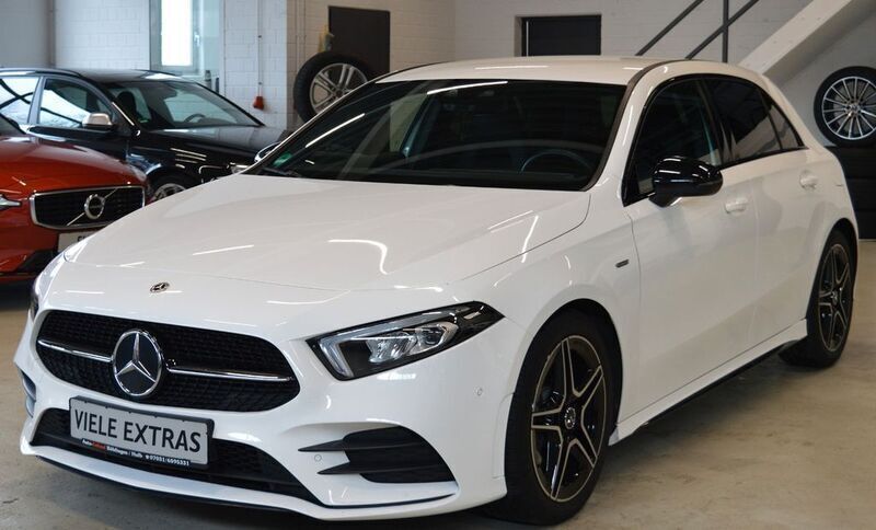 Weiß Gebraucht 2020 Mercedes A200 AMG Limousine | 22.900 € (Fairer Preis) - Bild 1/4