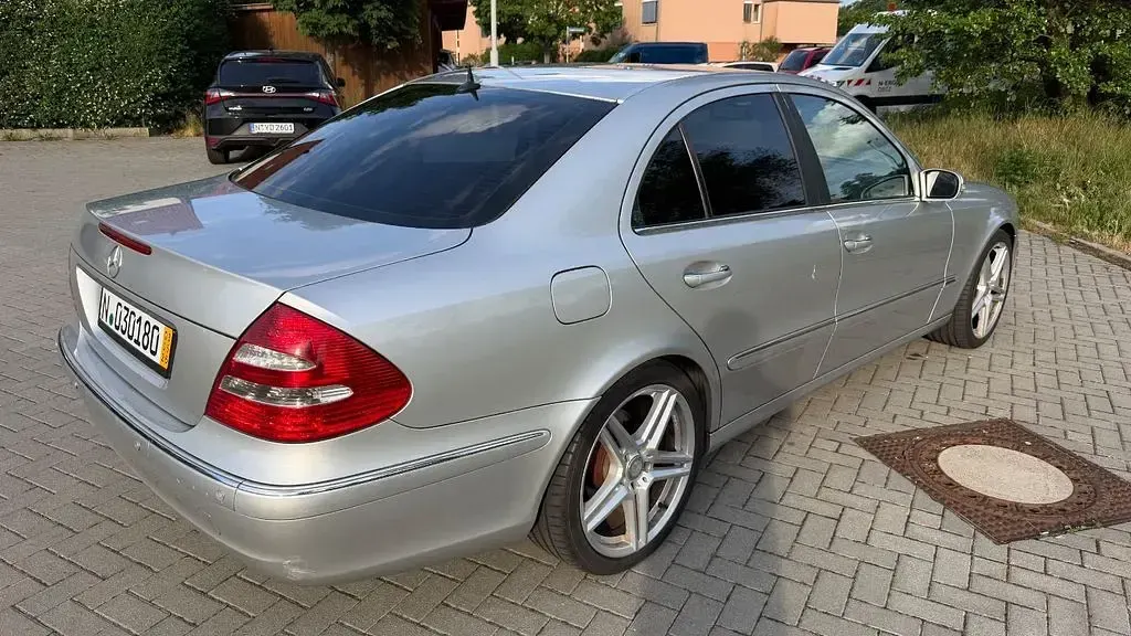 Gebraucht Mercedes E220 Elegance 150 PS (110 kW) 2003 Silber Limousine