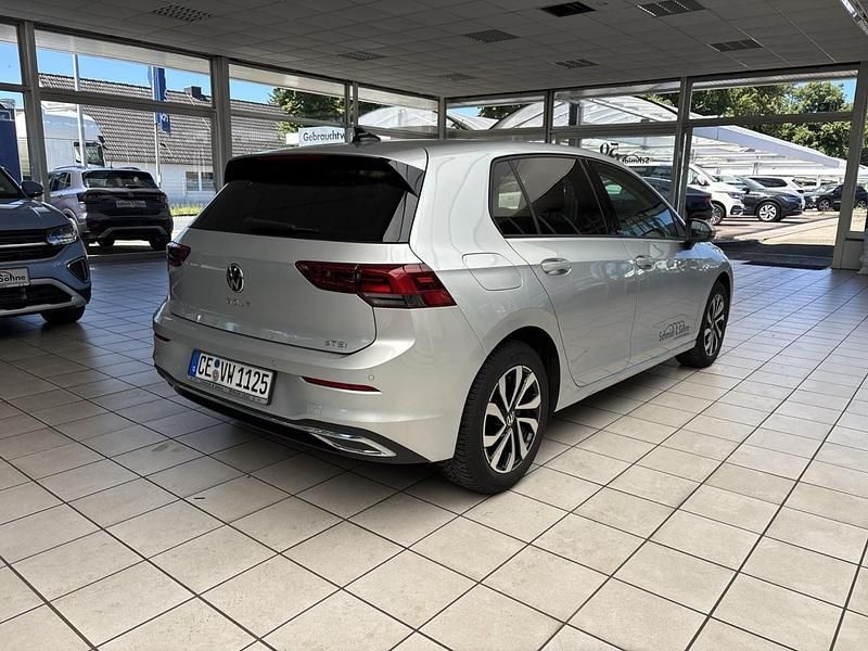 Gebraucht VW Golf VIII Active 110 PS (80 kW) 2023 Silber metallic Limousine
