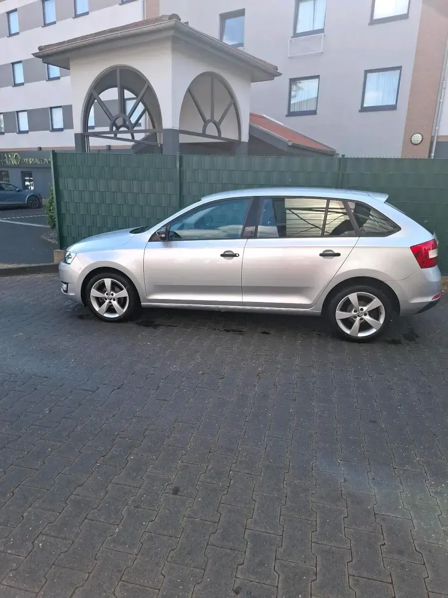 Gebraucht Skoda Rapid Ambition 90 PS (66 kW) 2015 Silber Kleinwagen