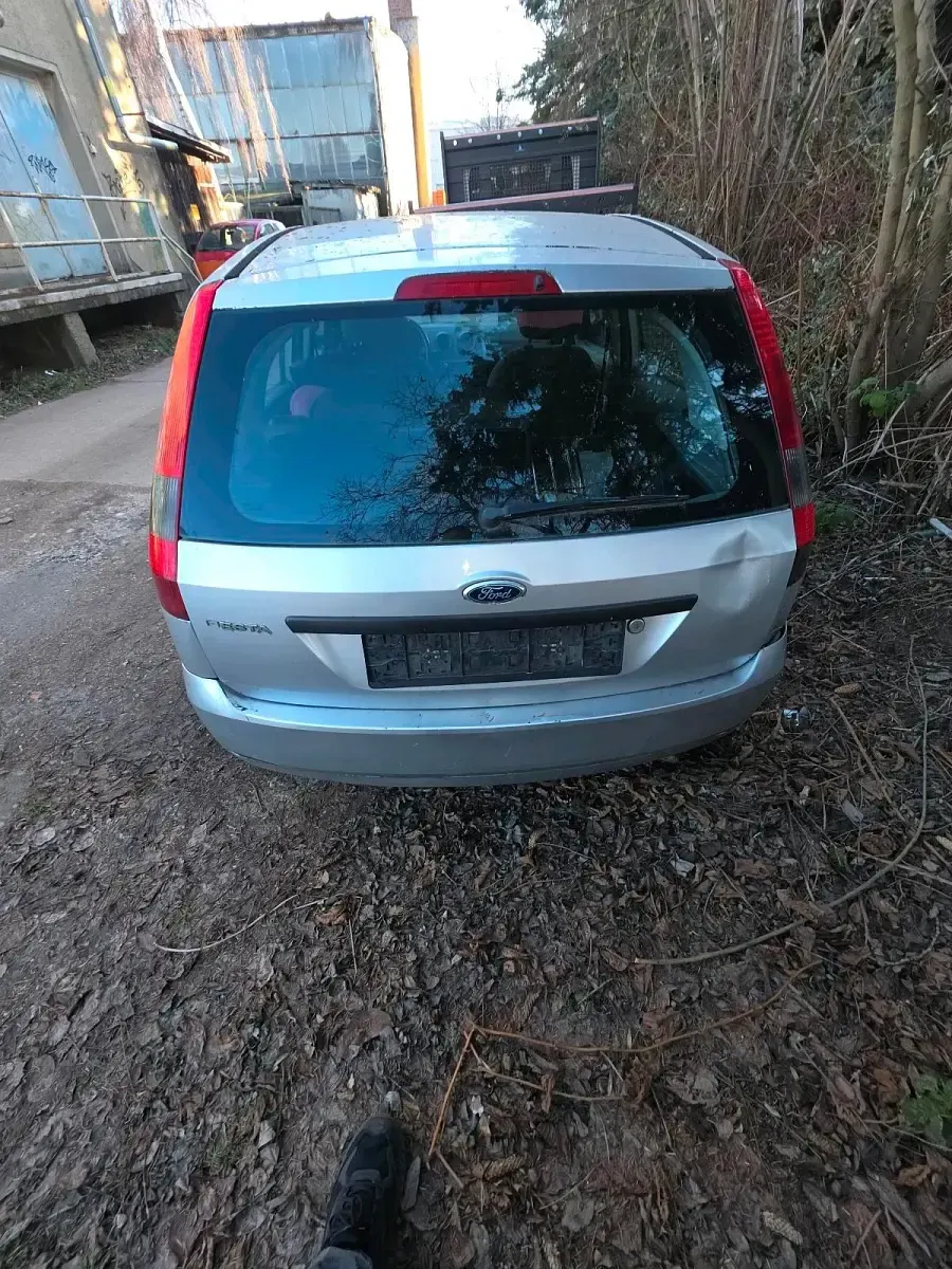 Usata Ford Fiesta 70 CV (51 kW) 2001 Grigio Utilitaria
