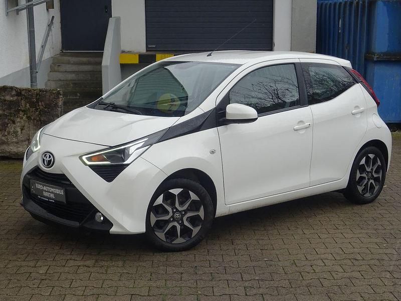 Weiß Gebraucht 2019 Toyota Aygo X-play Kleinwagen | 6.499 € (Fairer Preis) - Bild 1/4