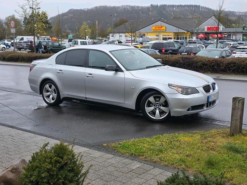 Second-hand BMW 523 183 CP (134 kW) 2006 Argintiu Berlinǎ
