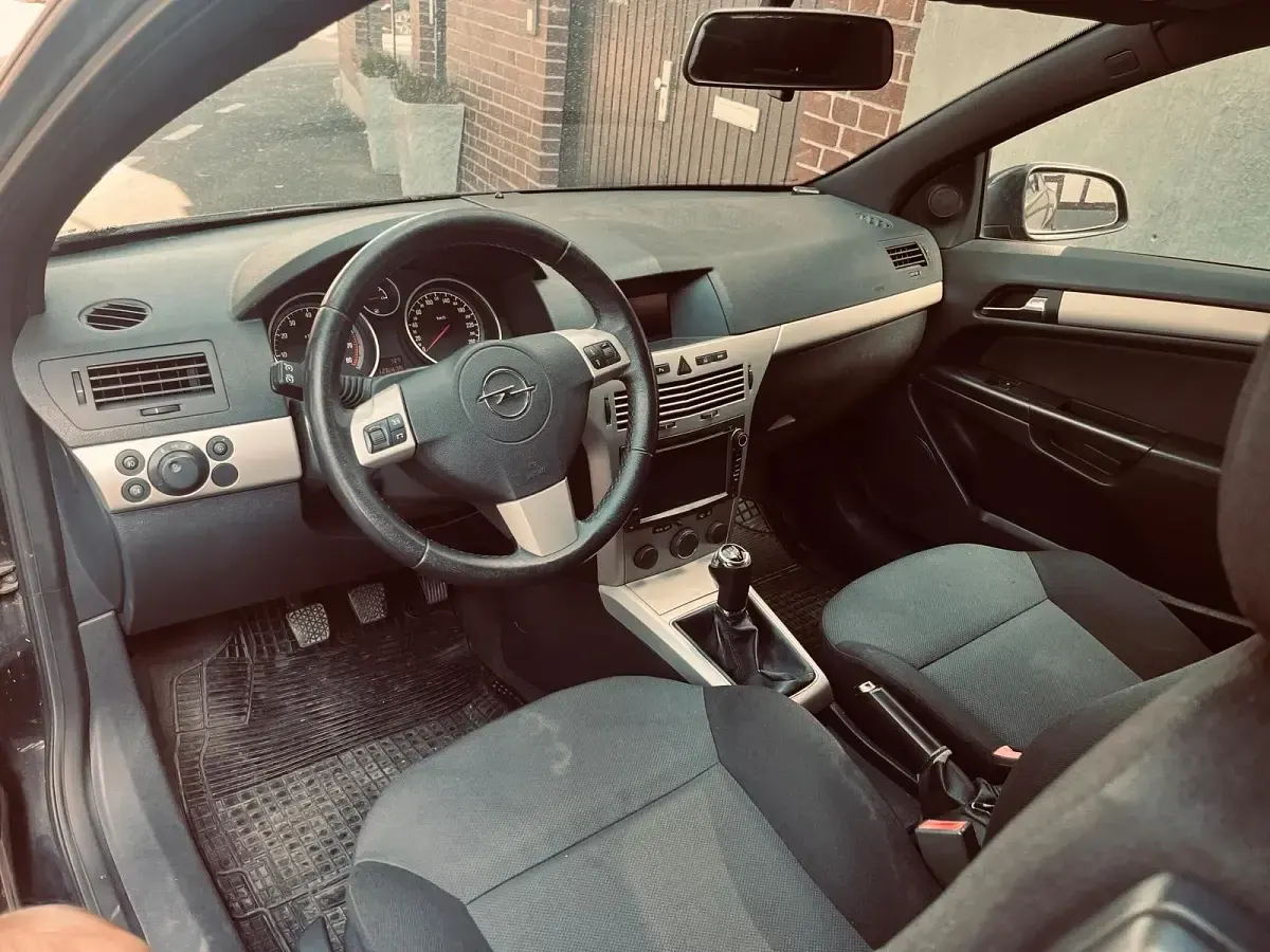 Gebraucht Opel Astra GTC 125 PS (91 kW) 2009 Schwarz Kleinwagen