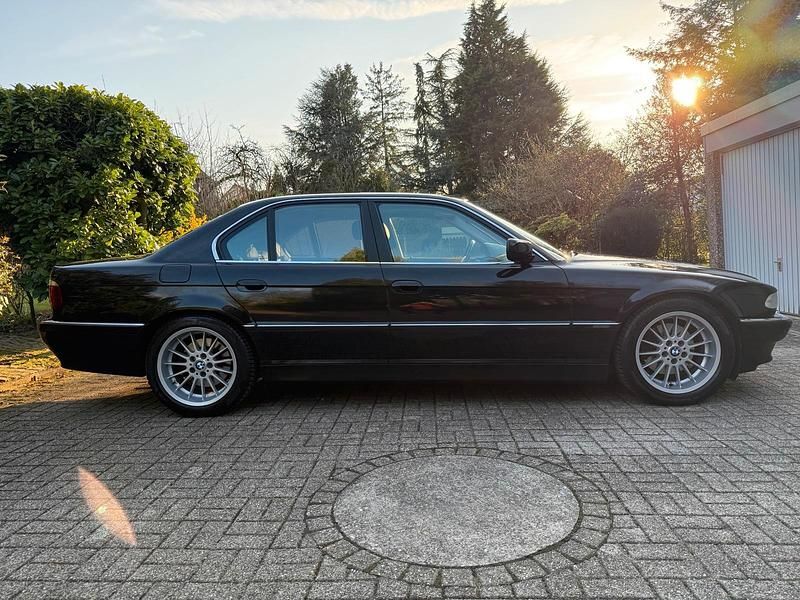 Usata BMW 740 286 CV (210 kW) 2000 Nero Berlina