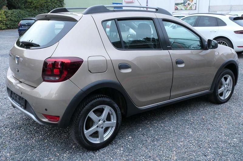 Gold Gebraucht 2018 Dacia Sandero Celebration Limousine | 7.800 € - Bild 1/4