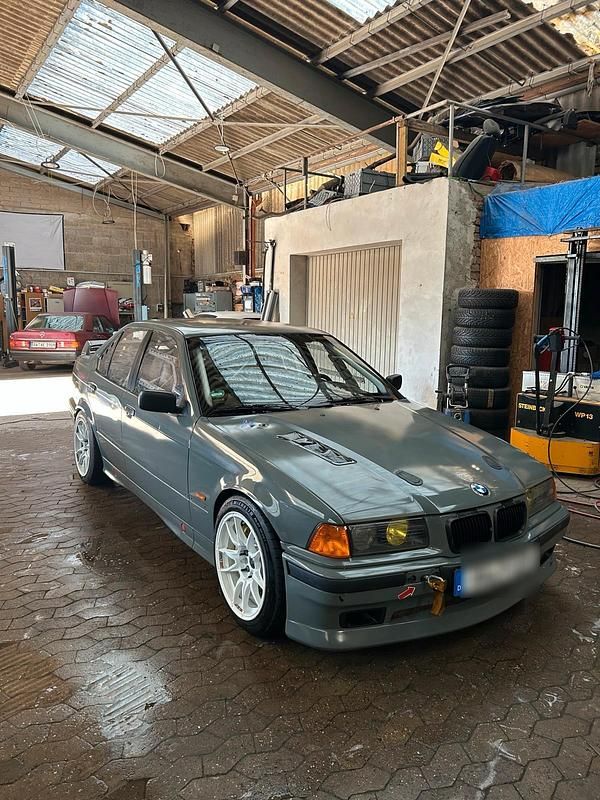 Grau Gebraucht 1995 BMW 328 Limousine | 19.500 € - Bild 1/4