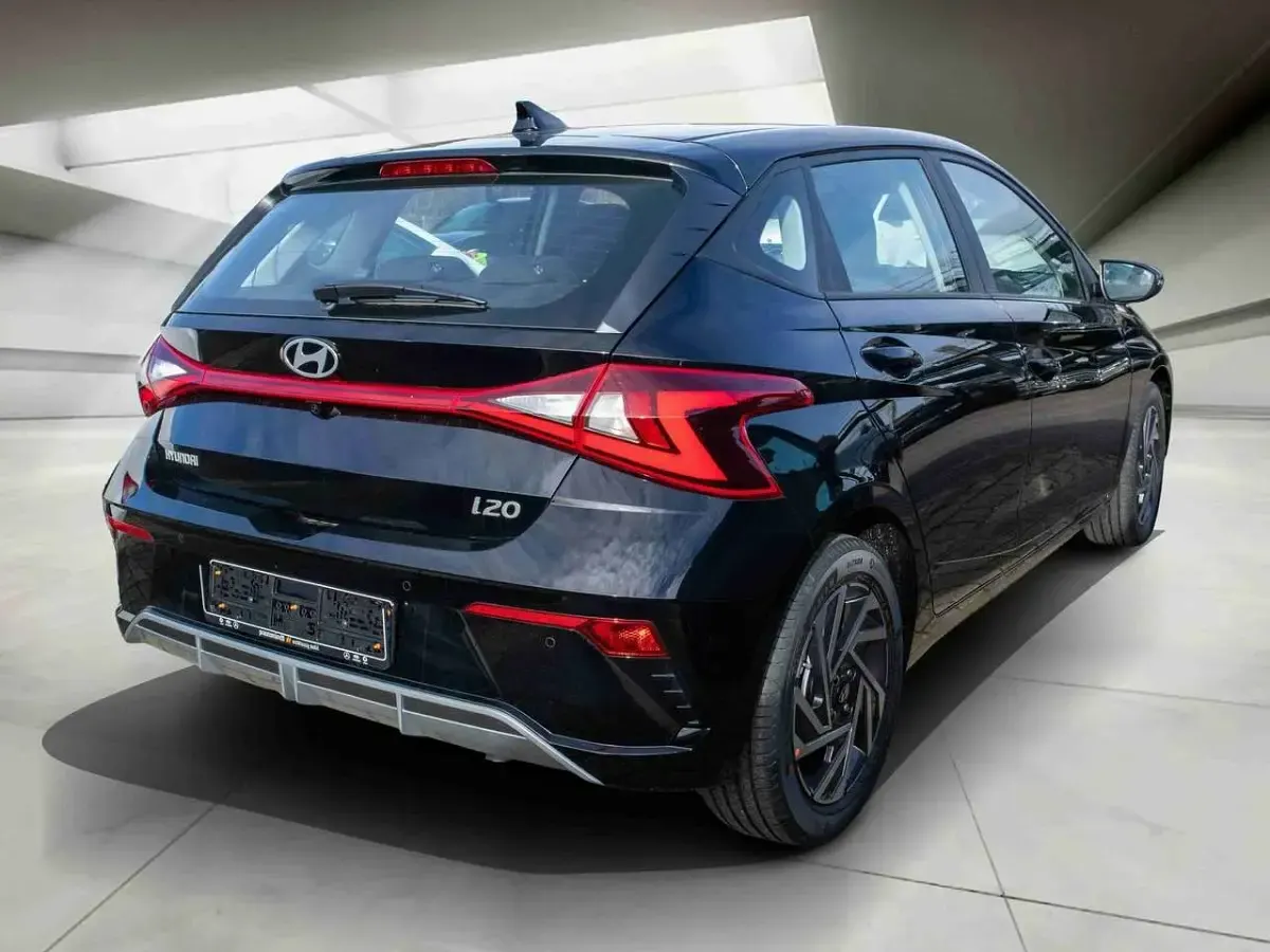 Gebraucht Hyundai i20 Trend 90 PS (66 kW) 2026 Phantom black / met Kleinwagen