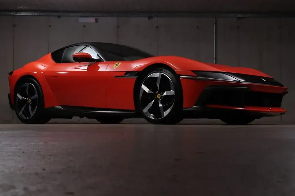 Neu Ferrari 12 Cilindri 825 PS (606 kW) 2025 Orange