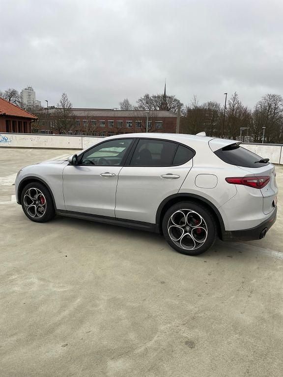 Silber Gebraucht 2022 Alfa Romeo Stelvio Veloce SUV | 33.650 € (Guter Preis) - Bild 1/4