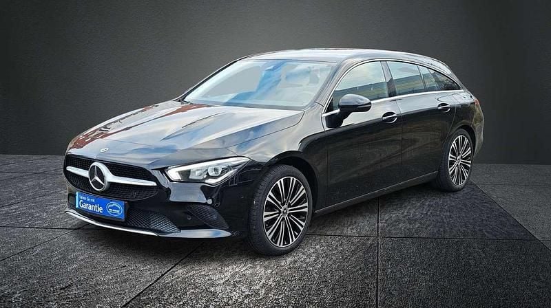 Nachtschwarz Gebraucht 2022 Mercedes CLA200 Kombi | 19.990 € (Guter Preis) - Bild 1/4