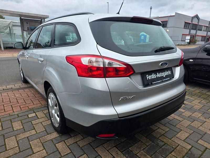 Gebraucht Ford Focus 105 PS (77 kW) 2012 Silber Limousine