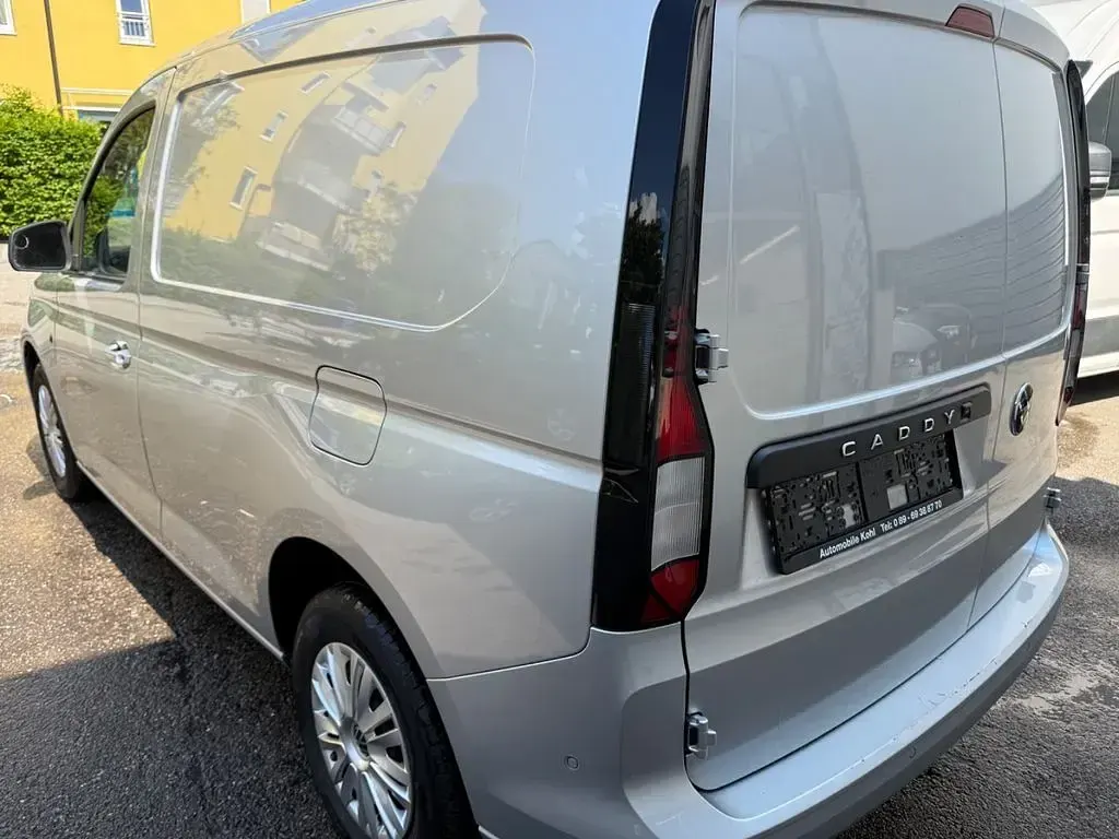 Gebraucht VW Caddy Basis 102 PS (75 kW) 2023 Silber Van / Kleinbus