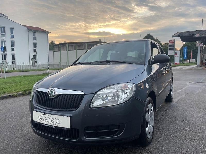 Grau Gebraucht 2009 Skoda Fabia Classic Limousine | 3.950 € (Etwas zu teuer) - Bild 1/4