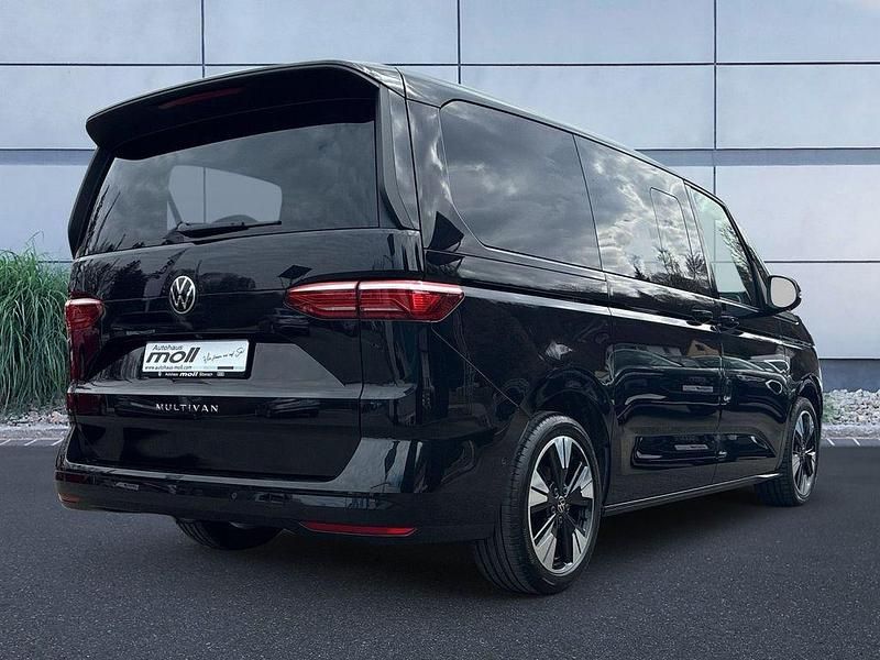 Gebraucht VW Multivan Life 150 PS (110 kW) 2025 Deep black perleffekt Van