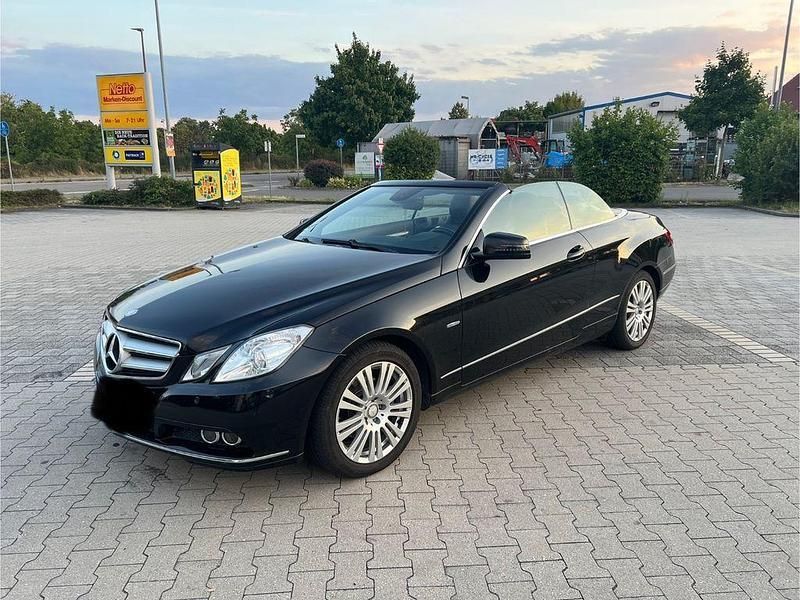 Schwarz Gebraucht 2011 Mercedes E200 Elegance Cabrio | 15.900 € (Fairer Preis) - Bild 1/4