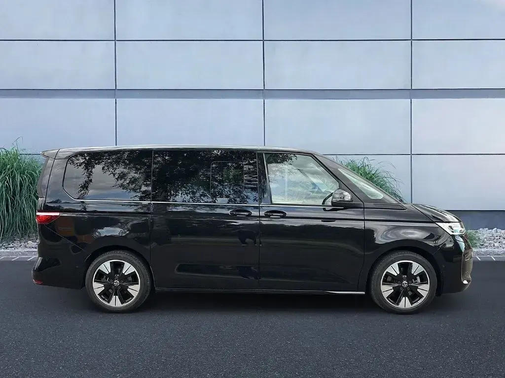 Gebraucht VW Multivan Life 150 PS (110 kW) 2025 Deep black perleffekt Van / Kleinbus