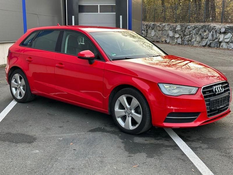 Gebraucht Audi A3 Ambiente 150 PS (110 kW) 2014 Rot Limousine