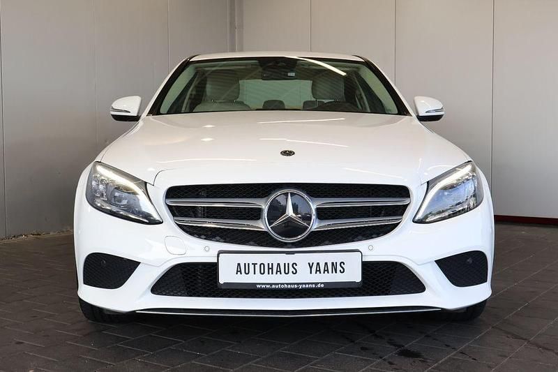 Gebraucht Mercedes C220 Avantgarde 194 PS (142 kW) 2021 Weiß Limousine