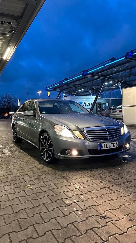 Andere farben Gebraucht 2009 Mercedes E220 Limousine | 9.500 € (Etwas zu teuer) - Bild 1/4